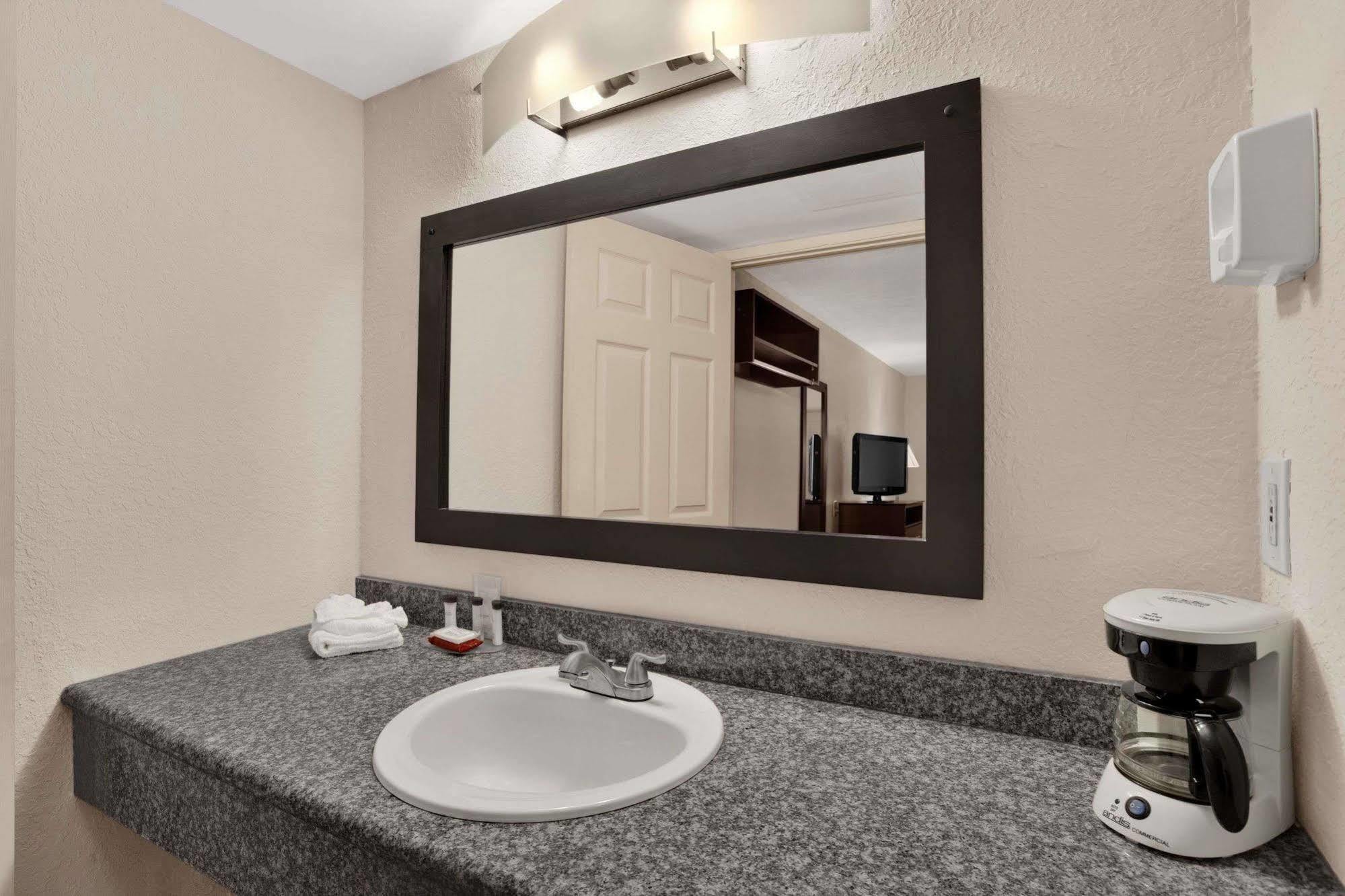 Ramada Limited Clearwater Hotel And Suites Kültér fotó